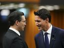 Premierminister Justin Trudeau und der konservative Führer Pierre Poilievre begrüßen sich, als sie sich am Donnerstag, den 15. September 2022, im Unterhaus auf dem Parliament Hill versammeln, um Königin Elizabeth in Ottawa Tribut zu zollen. 