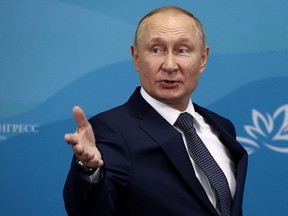 Der russische Präsident Wladimir Putin kommt am 7. September 2022 zu einem Treffen mit dem armenischen Ministerpräsidenten Nikol Paschinjan am Rande des Eastern Economic Forum (EEF) 2022 in Wladiwostok, Russland.