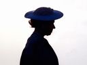 Königin Elizabeth II. wird 1989 während der Begrüßungszeremonie am Flughafen auf Barbados als Silhouette dargestellt.  Eine neue Umfrage deutet darauf hin, dass die meisten Kanadier keine Bindung zur britischen Monarchie empfinden und dass nur wenige persönlich von Queen Elizabeths Tod betroffen sind.
