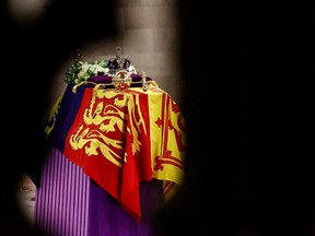 Ein Blick auf den Sarg von Queen Elizabeth ll, gehüllt in die königliche Standarte, mit der Imperial State Crown und Blumen darauf, nach ihrem Tod, während sie am 18. September 2022 in London in der Westminster Hall im Staat lag.