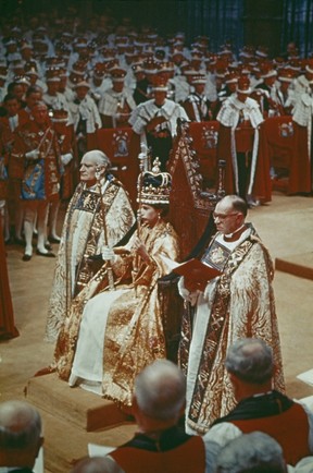 La reine Elizabeth II lors de sa cérémonie de couronnement à l'abbaye de Westminster, à Londres, le 2 juin 1953.