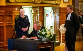 Ontario Lt.-Gov.  Elizabeth Dowdeswell und der Sprecher der gesetzgebenden Versammlung von Ontario, Ted Arnott, sehen zu, wie der Premierminister von Ontario, Doug Ford, im Queen's Park in Toronto, Ontario, ein Kondolenzbuch für Königin Elizabeth II. unterzeichnet.  am Freitag, 9. Sept. 2022. ERNEST DOROSZUK/TORONTO SUN