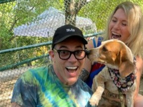 Jackass Steve-O star, un amoureux des animaux de longue date et militant des droits, a couvert 1 800 $ en frais d'adoption pour 12 animaux à la Toronto Humane Society et a également aidé à mettre 11 animaux en attente d'adoption.