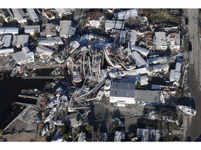 Eine Luftaufnahme von beschädigten Booten und Eigentum, nachdem der Hurrikan Ian am 30. September 2022 in Fort Myers, Florida, weitreichende Zerstörungen angerichtet hatte.