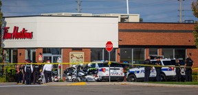 Polizei in einem Tim Hortons, nachdem ein Polizist aus Toronto in der Nähe der Argentia Rd. erschossen wurde.  und Winston Churchill Blvd.  in Mississauga am Montag, 12. Sept. 2022. Ernest Doroszuk/Toronto So