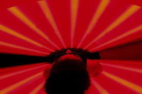 Le Prism Light Pod de Carillon Miami utilise une thérapie par la lumière rouge profonde pour accélérer la guérison et la récupération du corps.  POLYCOPIÉ