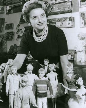 Ruth Handler ist auf diesem Archivbild von Mattel mit Barbie- und Ken-Puppen abgebildet.  Handzettel/Mattel