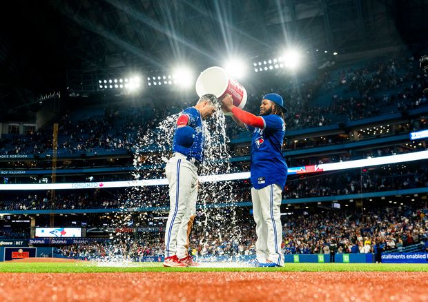 Blue Jays draw big crowd to Comerica and then pummel the Tigers, 12-2