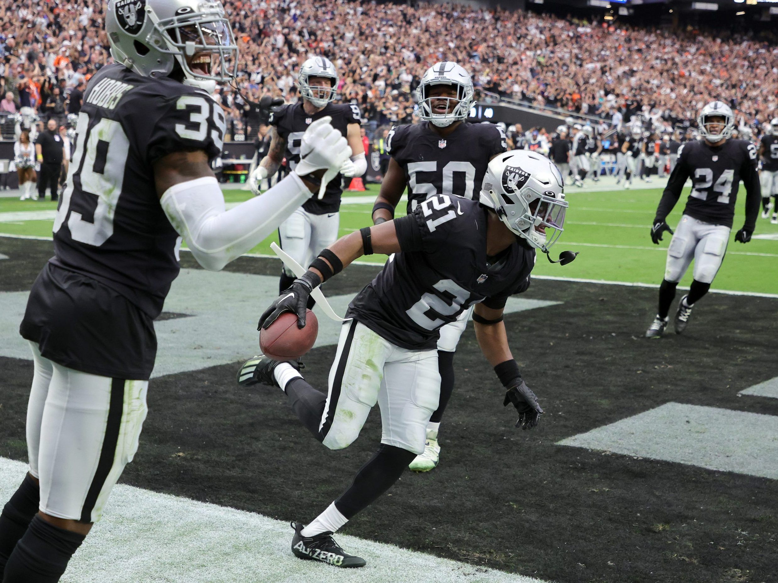 Jacobs, defense lead Raiders to 1st win, 32-23 over Broncos