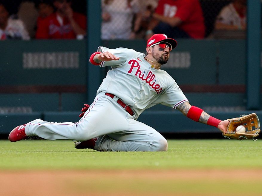 Phillies' David Robertson left off NLDS roster after injuring calf