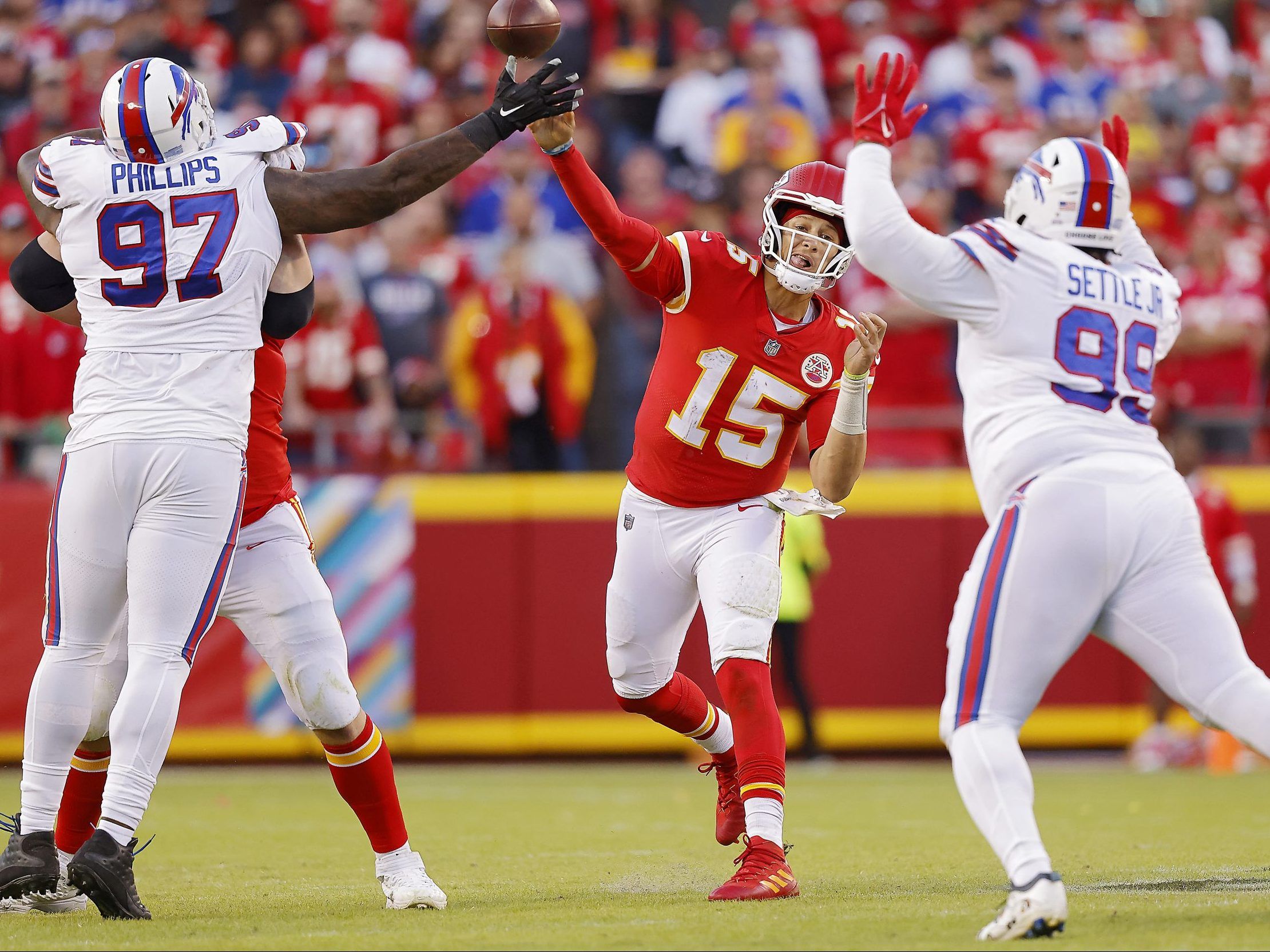 Mahomes throws a touchdown pass as Chiefs roll to 38-10 preseason