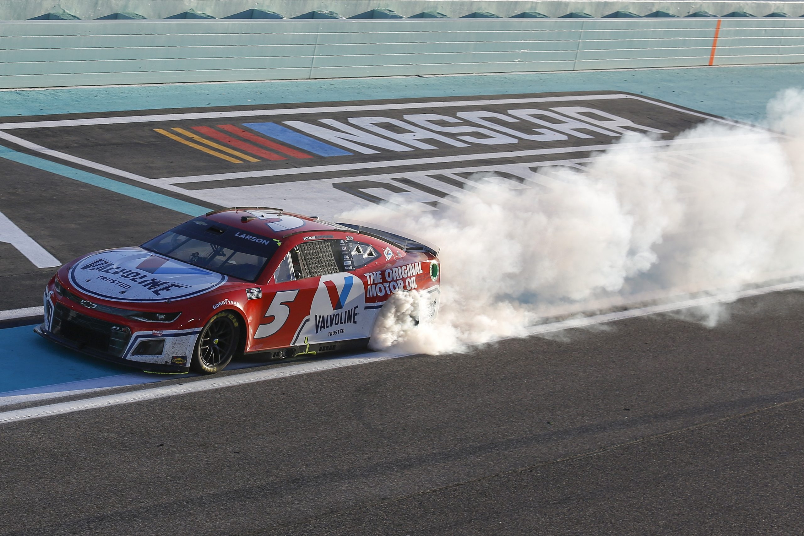 Kyle Larson wins NASCAR at Homestead, holding off Chastain at end ...