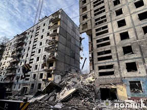 Cette photo prise et publiée par la police nationale ukrainienne le 9 octobre 2022 montre un immeuble résidentiel après une grève à Zaporizhzhia, au milieu de l'invasion russe de l'Ukraine.