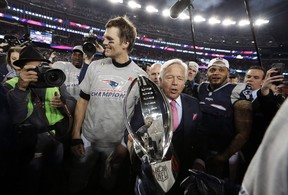 Le Propriétaire Des Patriots De La Nouvelle-Angleterre, Robert Kraft, Au Centre, Porte Le Trophée Avec Le Quart-Arrière De Son Équipe, Tom Brady, Alors Qu'Ils Quittent Le Terrain Après Le Match De Championnat De L'Afc 2018.