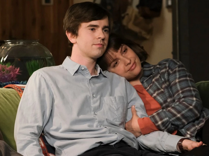  Shaun (Freddie Highmore) and Lea (Paige Spara) in a scene from The Good Doctor.