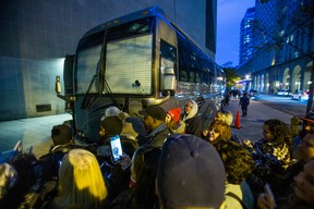 Les fans se rassemblent devant les portes de la scène du Meridian Hall dans l'espoir d'apercevoir Johnny Depp au Meridian Hall de Toronto le lundi 17 octobre 2022. ERNEST DOROSZUK / TORONTO SUN