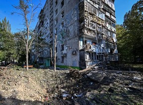 Eine Ansicht zeigt ein Gebäude, das durch einen russischen Raketenangriff während ihres Angriffs auf die Ukraine in Saporischschja am 7. Oktober 2022 beschädigt wurde.