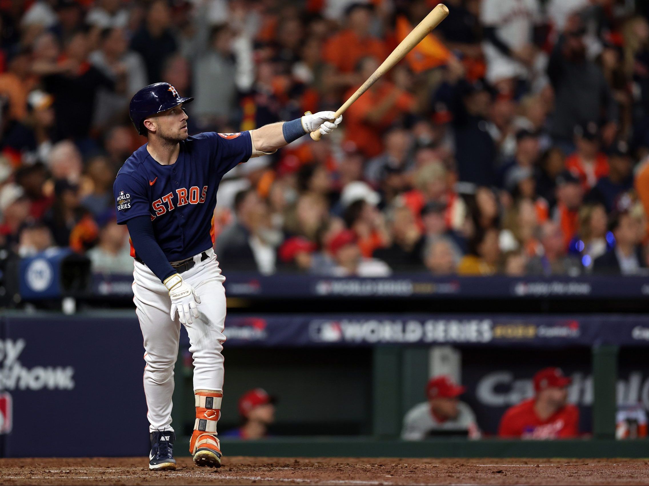 The Astros tie the World Series against the Phillies, taking a 5-2
