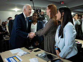 Le président américain Joe Biden salue ses partisans après avoir parlé des élections de mi-mandat au siège du Comité national démocrate à Washington, DC, le 24 octobre 2022.