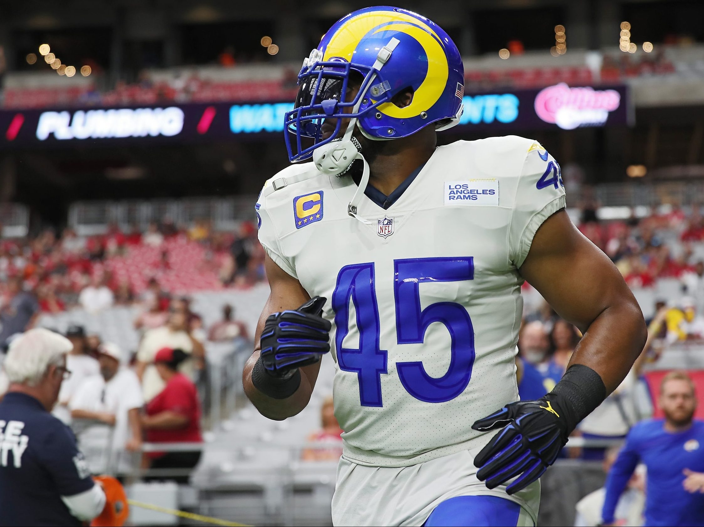 Rams LB Bobby Wagner flattens protester who gets on field