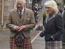 Queen Consort und König Charles III nehmen am Dienstag, den 11. Oktober 2022, an einem Empfang teil, um der Gemeinde Aberdeenshire am Station Square, den Victoria & Albert Halls, Ballater, Großbritannien, zu danken.