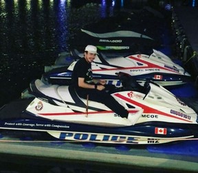 Chris Doncaster posiert auf einem Wasserfahrzeug der Polizei von South Simcoe.  @chris_doncaster/INSTAGRAM