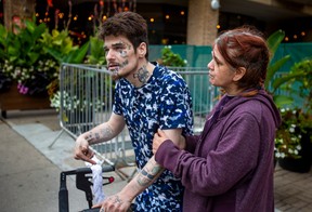 Michael und seine Frau Shelley sind Bewohner von 45 The Esplanade, einem Hotel, das von der Stadt gepachtet wurde, um als Unterkunft für Obdachlose in der Innenstadt von Toronto zu dienen.  ERNEST DOROSZUK/TORONTO SONNE