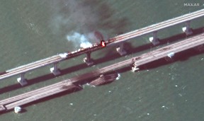 Dieses von Maxar Technologies am 8. Oktober 2022 aufgenommene und veröffentlichte Satellitenbild zeigt Rauch, der von einem Brand auf der Krimbrücke (auch als Kertsch-Brücke bekannt) aufsteigt, die die Krim mit Russland verbindet, nachdem ein Lastwagen in der Nähe von Kertsch explodiert war.