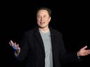 Auf diesem Aktenfoto, das am 10. Februar 2022 aufgenommen wurde, gestikuliert Elon Musk, während er während einer Pressekonferenz in der Sternenbasis von SpaceX in der Nähe des Dorfes Boca Chica in Südtexas spricht.