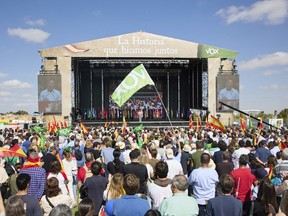 Spaniens Vox-Parteivorsitzender Santiago Abascal spricht während einer Kundgebung in Madrid, Spanien, am Sonntag, den 9. Oktober 2022, mit Anhängern.