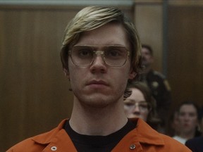 Evan Peters as Jeffrey Dahmer - The Jeffrey Dahmer Story - Netflix