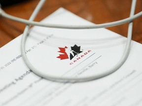Ein Dokument von Hockey Canada wird am Dienstag, den 4. Oktober 2022, von einem Mitglied des Parlaments während eines Ausschusses des Unterhauses zum kanadischen Erbe überprüft, der sich mit dem sicheren Sport in Kanada auf dem Parliament Hill in Ottawa befasst.