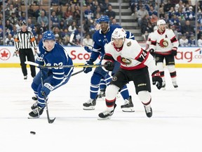 24 de septiembre de 2022;  Toronto, Ontario, CAN;  El defensor de los Toronto Maple Leafs, Filip Kral (82), pelea con el ala izquierda de los Senadores de Ottawa, Michael Dahl Kole (74), durante el segundo período en el Scotiabank Arena.