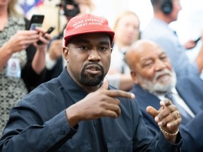 Kanye West visita o presidente dos EUA, Donald Trump, no Salão Oval em Washington, DC, em 2018.