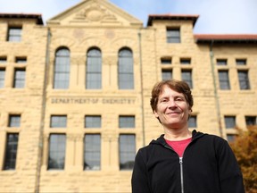 Stanford-Professorin Dr. Carolyn Bertozzi posiert für ein Foto vor dem Sapp Center for Science Teaching and Learning, nachdem ihr am Mittwoch, dem 5. Oktober 2022, in Stanford, Kalifornien, gemeinsam der Nobelpreis für Chemie verliehen wurde.