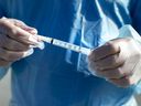 Eine Nadel und Spritze zur Verabreichung der Grippeimpfung in Virgil, Ontario, Montag, 5. Oktober 2020. Die Regierung von Ontario sagt, dass die Einwohner der Provinz ab dem nächsten Monat ihre jährlichen Grippeschutzimpfungen erhalten können.