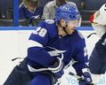 Lightning-Verteidiger Ian Cole (28) während der dritten Periode eines NHL-Vorsaisonspiels am Samstag, 8. Oktober 2022, in Tampa, Florida.