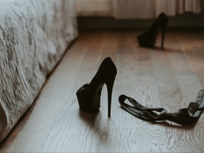 Uma ex-trabalhadora do sexo sente-se compelida a contar à madrasta a verdadeira história de como conheceu o filho.