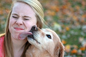 Une femme a surpris lorsque le chien lui a léché le visage.
