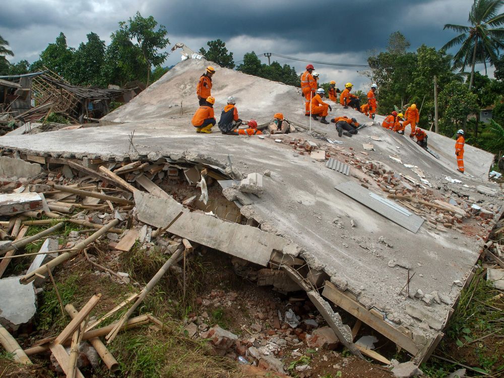 Indonesian Rescuers Search Through Rubble Of Quake As Death Toll Rises ...