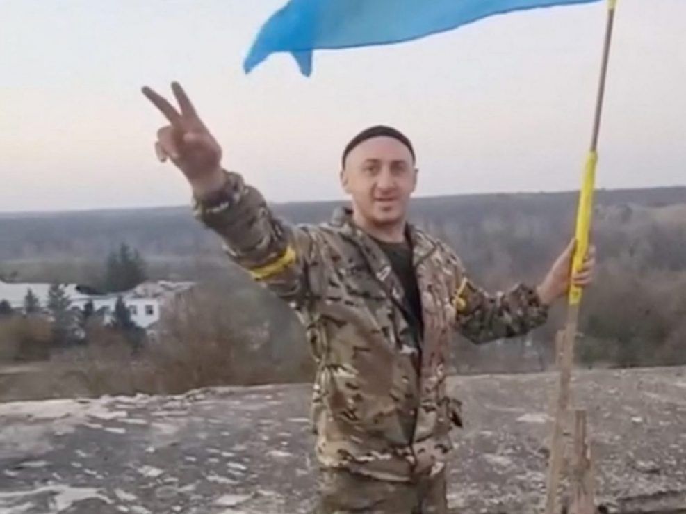 Ukrainian Troops Met With Joy In Kherson As Russia Abandons City ...