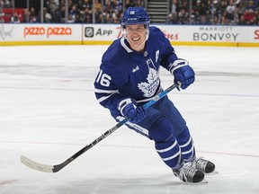 O ala do Maple Leafs, Mitch Marner (16), fica triste ao saber que o defensor Jake Muzzin está fora indefinidamente com uma lesão na coluna cervical.
