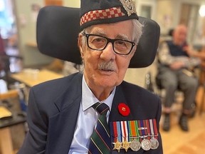 Second World War veteran Pte. Tony Mastromatteo attends the 2021 Remembrance service.