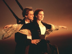 Leonardo DiCaprio e Kate Winslet em cena de Titanic.