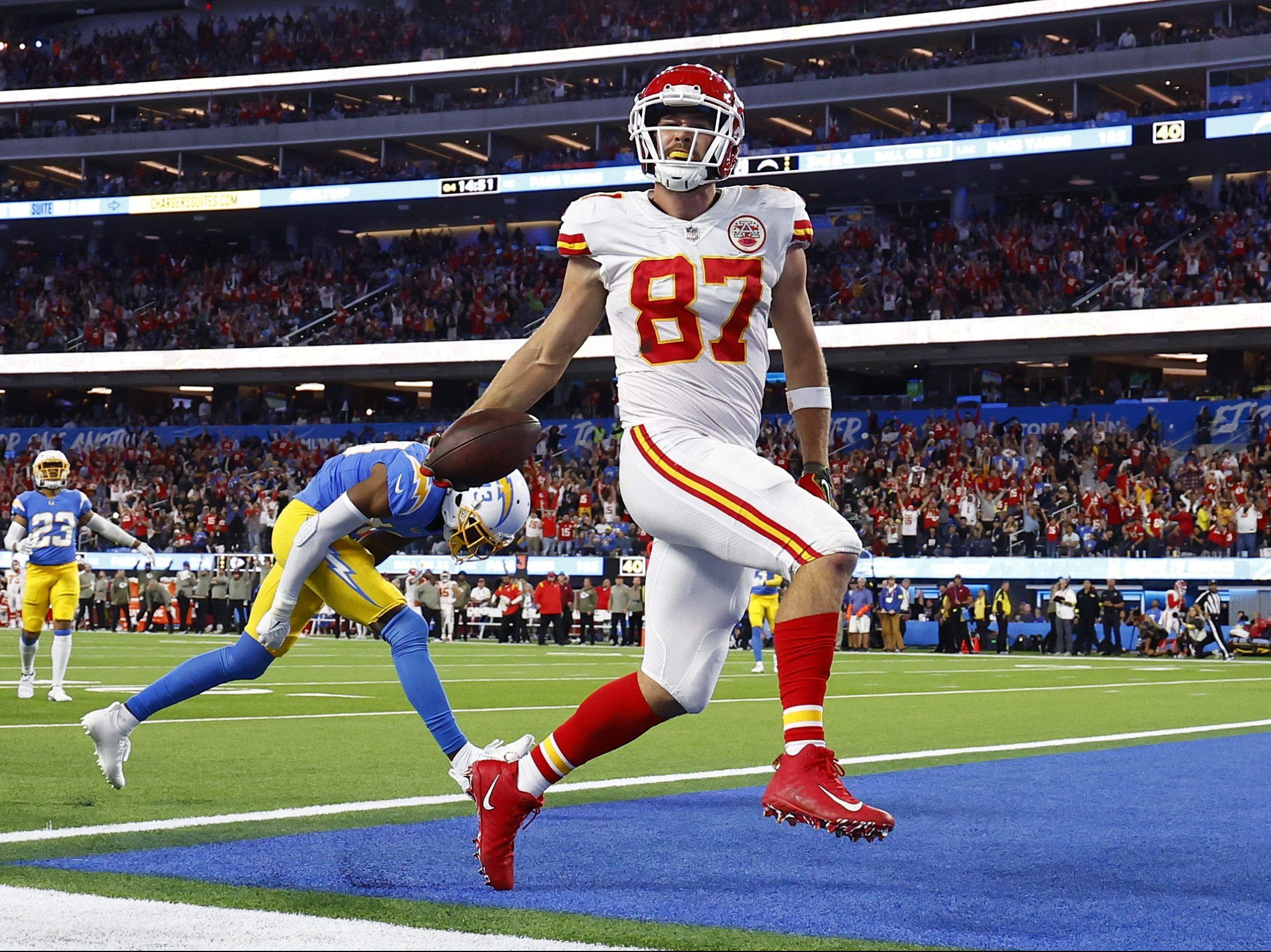 Mahomes, Kelce connect for 3 TDs, Chiefs beat Chargers 30-27 - The