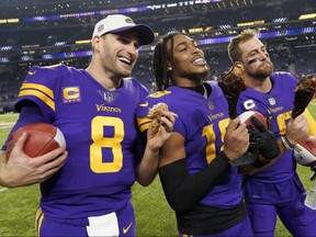 The Vikings' Kirk Cousins ​​(left), Justin Jefferson (center) and Adam Thielen (right) eat a turkey leg on the field after defeating the Patriots at US Bank Stadium in Minneapolis on Thursday, November 24, 2022.