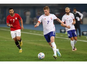 Belgium's midfielder Kevin De Bruyne (C) runs with the ball during the friendly football match between Belgium and Egypt at the Jaber Al-Ahmad Stadium in Kuwait City on November 18, 2022.