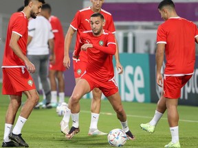 Morocco's midfielder #07 Hakim Ziyech (C) takes part in a training session at the Al Duhail SC in Doha on November 30, 2022, on the eve of the Qatar 2022 World Cup football match between Canada and Morocco. (Photo by FADEL SENNA / AFP)