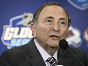 O comissário da NHL Gary Bettman participa de uma coletiva de imprensa antes do jogo de hóquei no gelo da NHL World Series 2022 Colorado Avalanche x Columbus Blue Jackets em Tampere em 5 de novembro de 2022.