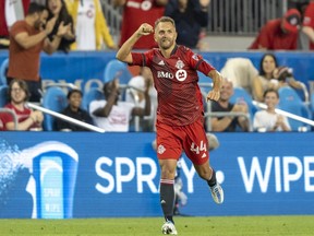 Domenico Criscito (44) del Toronto FC festeggia dopo aver segnato contro la rivoluzione del New England durante la seconda metà al BMO Field.